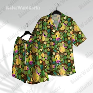 Può includere: Un completo coordinato di camicia e pantaloncini con un motivo a personaggi dei cartoni animati. Il completo presenta uno sfondo marrone scuro con personaggi dei cartoni animati gialli, verdi e viola. La camicia ha maniche corte e colletto, i pantaloncini hanno un cordoncino.