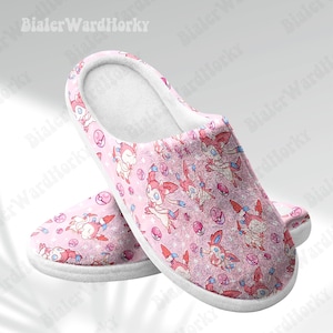 Może przedstawiać: R&oacute;żowe pluszowe kapcie z powtarzającym się wzorem postaci z kresk&oacute;wek z r&oacute;żowymi, białymi i niebieskimi akcentami. Kapcie mają białą podeszwę i miękkie, białe wnętrze. Motyw jest uroczy i zabawny.