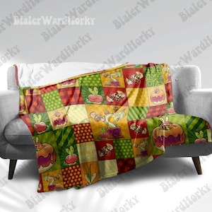 Puede incluir: Una manta de patchwork con un diseño colorido con personajes de dibujos animados y frutas. La manta está hecha de tela suave y cómoda y es perfecta para agregar un toque de fantasía a cualquier habitación.