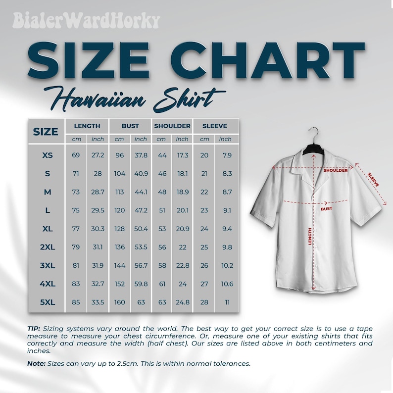 Puede incluir: Tabla de tallas para una camisa hawaiana, con medidas en cm y pulgadas. La tabla incluye medidas de largo, busto, hombro y manga para las tallas XS a 5XL. Una camisa blanca cuelga de una percha.