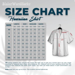 K&ouml;nnte beinhalten: Gr&ouml;&szlig;entabelle f&uuml;r ein Hawaii-Hemd mit Ma&szlig;en in Zoll und Zentimetern. Die Tabelle zeigt die L&auml;ngen-, Brust-, Schulter- und &Auml;rmelma&szlig;e f&uuml;r die Gr&ouml;&szlig;en XS bis 5XL.