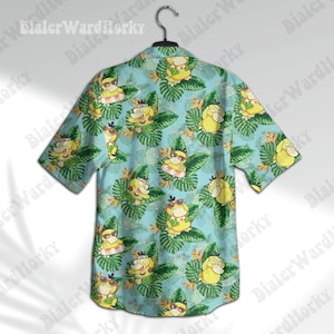 K&ouml;nnte beinhalten: Ein blaues und gr&uuml;nes Hawaiihemd mit einem sich wiederholenden Muster aus gelben Comicfiguren. Die Figuren tragen Badeanz&uuml;ge und sind von tropischen Bl&auml;ttern umgeben.