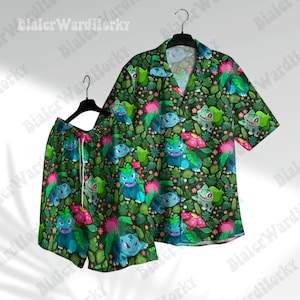 Peut inclure: Un ensemble assorti de chemise hawaïenne et de short. Le tissu vert foncé est recouvert d'un motif répété de personnages de dessins animés bleus et verts, de fleurs roses et de feuilles vertes. La chemise a des manches courtes et un devant boutonné. Le short a une taille à cordon.