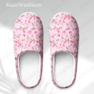 Może przedstawiać: Para r&oacute;żowych kapci z powtarzającym się wzorem postaci z kresk&oacute;wek, gwiazd i r&oacute;żowych i fioletowych kul. Kapcie mają białe wnętrze i niebiesko-czerwone wykończenie. Tekst "BialerWardHorky" jest widoczny u g&oacute;ry.