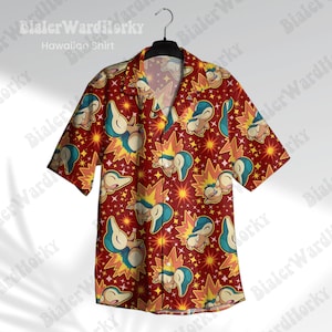 Pode incluir: Camisa havaiana vermelha com um padrão repetido de personagens de desenhos animados, explosões de estrelas amarelas e detalhes em azul e amarelo. A camisa está pendurada em um cabide preto. O texto "Hawaiian Shirt" é visível.