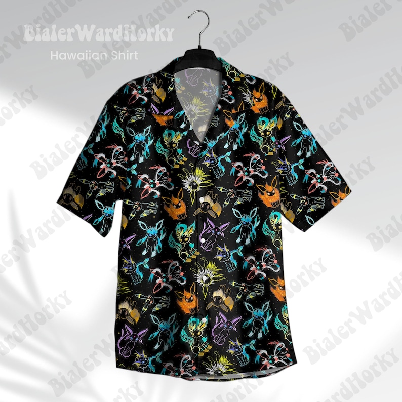 Puede incluir: Camisa hawaiana negra con un patr&oacute;n de personajes de dibujos animados coloridos. La camisa tiene mangas cortas y una parte delantera abotonada. El texto "Hawaiian Shirt" es visible en la parte superior de la imagen.