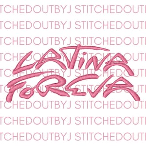 Puede incluir: Texto bordado en rosa sobre fondo blanco. El texto dice "Latina Foreva" en una escritura estilizada. Las palabras están en cursiva. El fondo tiene las palabras "STITCHEDOUTBYJ" repetidas.