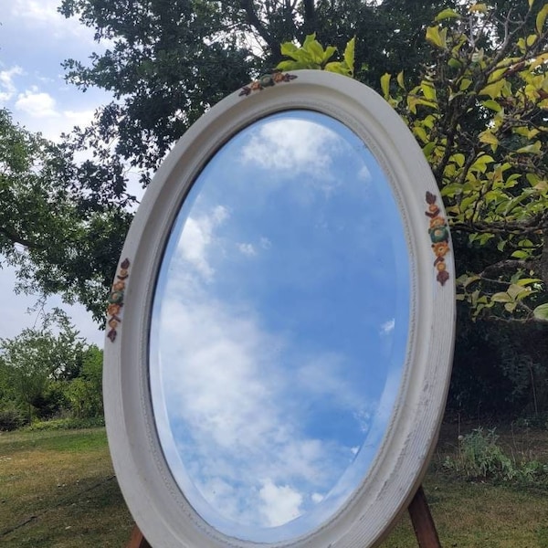 Miroir romantique vintage sur bois blanc et fleurs peintes