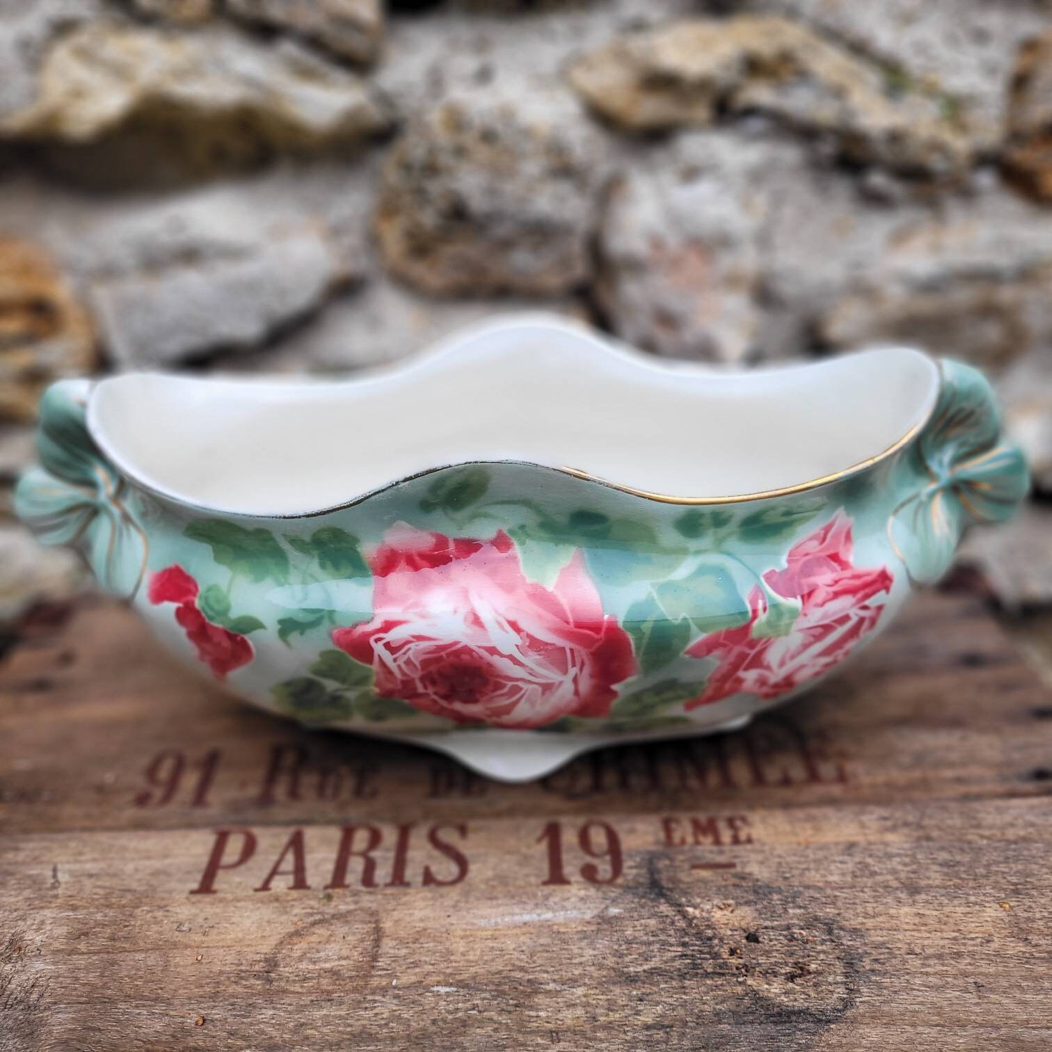 Bol en faïence modéle ansé décor artisanal fleurs vertes