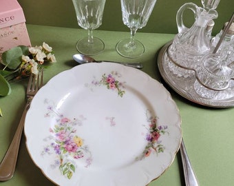 2 assiettes vintage à dîner motif petites fleurs des années 1930 en excellent état de la manufacture française JB Limoges