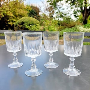 Reserved CAROLE very beautiful wine glasses with vintage chiseled feet. Nice retro shape
