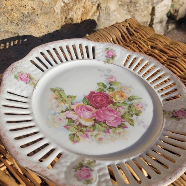 Insolite assiette vintage porcelaine fleurie ajourée blanche et rose