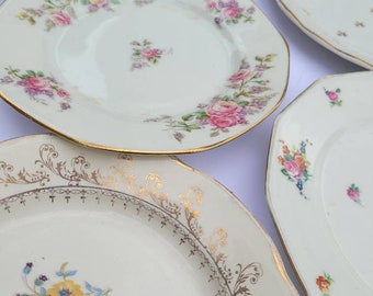 Set de 5 assiettes à dessert depareillées  en porcelaine ancienne  / vintage plates flower/ motif petites fleurs / dessert plates /