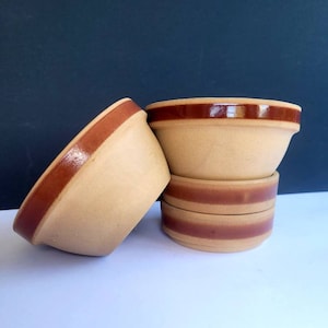 2 französische alte Schüssel und 2 kleine Teller. 2 Sandsteinschalen aus der französischen Manufaktur Giens und ihre 2 Caquelons.