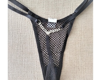 Schwarzer String, durchsichtiger String, schwarzer Slip, transparenter Slip, transparenter Riemen, Strappy String, Sexy schwarzer String, schwarze Dessous, offene Höschen