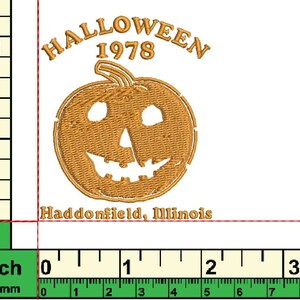 Könnte beinhalten: Ein gestickter Aufnäher mit einer grinsenden Kürbislaterne. Der Aufnäher ist orange und braun und trägt die Aufschrift "HALLOWEEN 1978 Haddonfield, Illinois".