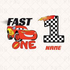 Peut inclure: Un design graphique représentant une voiture de course rouge avec le numéro 95, le texte FAST ONE, et un grand chiffre 1 à motif damier noir et blanc. Une icône d'éclair jaune est incluse, et le mot NAME apparaît en rouge sous le chiffre 1.
