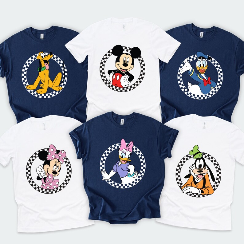Pu&ograve; includere: Una collezione di sei magliette a maniche corte bianche e blu navy, ognuna con una grafica circolare di un classico personaggio dei cartoni animati incorniciato da un bordo a scacchi bianco e nero. I personaggi includono Topolino, Minnie, Paperino, Paperina, Pippo e Pluto.