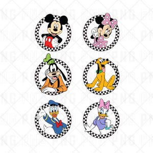 Pu&ograve; includere: Un set di sei adesivi grafici circolari raffiguranti classici personaggi dei cartoni animati tra cui Topolino, Minni, Pippo, Pluto, Paperino e Paperina, ciascuno incorniciato da un bordo a scacchi bianco e nero su sfondo bianco.