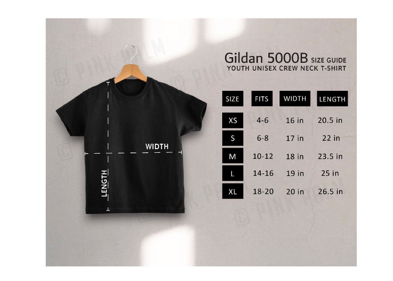 Puede incluir: Una camiseta negra de cuello redondo para j&oacute;venes en una percha de madera con una tabla de tallas etiquetada Gildan 5000B. La tabla enumera tallas de XS a XL con ajustes, anchos y largos en pulgadas, mostrando l&iacute;neas de medici&oacute;n.
