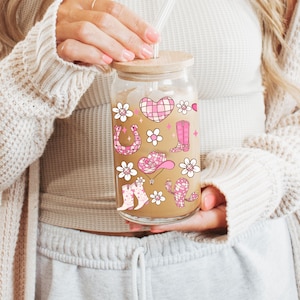 Howdy Western Aesthetic Glass Tumbler, 16oz Glass Cup with Bamboo Lid and Straw, Coquette Pink Retro Disco Design, Cowgirl Glass Beer Can