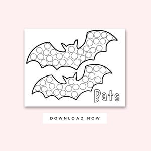 Puede incluir: Imprimible en blanco y negro con dos contornos de murciélagos con patrones de puntos en el interior. La palabra "Bats" está escrita debajo de los murciélagos. La imagen está sobre un fondo blanco con un borde rosa.