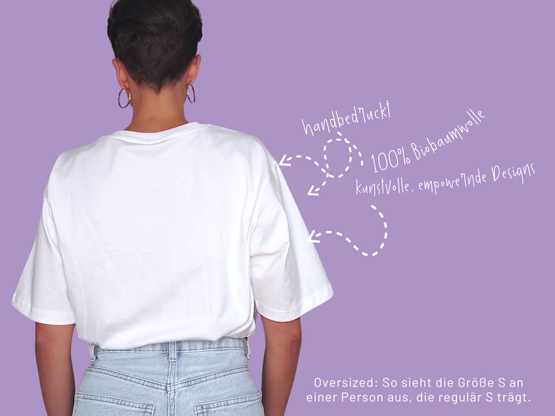 May include: A white t-shirt with a relaxed fit, made from 100% organic cotton. The shirt is hand-sewn and features a unique design. The text "100% Biobaumwolle kunstvolle. empoweinde Designs" is written on the right side of the image.