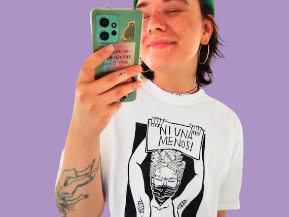 Handbedrucktes Feminismus Shirt “Ni una menos” aus 100% Biobaumwolle
