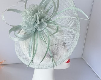 Fascinateur couleur Aqua avec plumes, bandeau et clip pour mariage, Royal ascot, courses