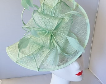 Bibi de couleur vert menthe avec plumes, bandeau et clip pour mariage, ascot royal, courses