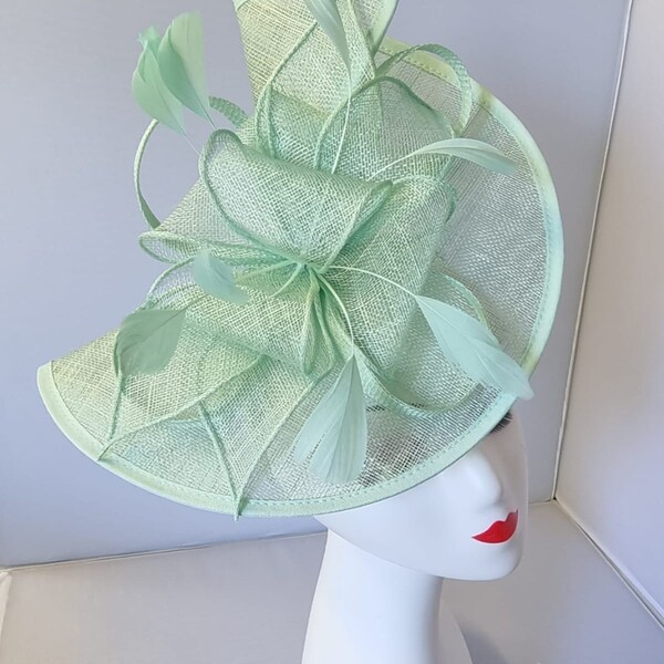 Bibi de couleur vert menthe avec plumes, bandeau et clip pour mariage, ascot royal, courses