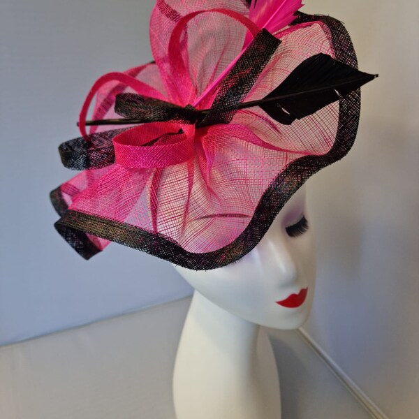 Fascinateur de couleur fuchsia et noir avec voile, plumes, bandeau et clip pour mariage, ascot royal, courses