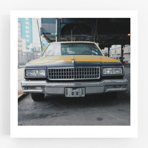 Auto America - Long Island City, Queens, NYC / Impresión artística de fotografía callejera y póster de pared (25,4 x 25,4 cm, 50,8 x 50,8 cm, 76,2 x 76,2 cm)