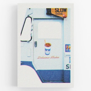 Puede incluir: Un camión blanco con una puerta azul y un letrero que dice "Slow Crossing". El camión tiene un letrero que dice "Delicious Shakes" y una imagen de un batido.