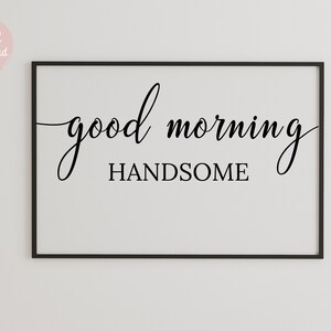 Puede incluir: Arte de pared imprimible en blanco y negro con el texto "good morning handsome" en una fuente cursiva.