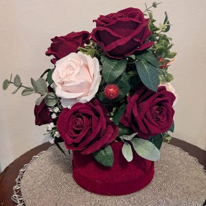 Elegant Red Velvet Hatbox Floral Arrangement, Deep Red Hatbox Centerpiece, Red and Pink Hatbox Floral, Hatbox Floral Arrangement