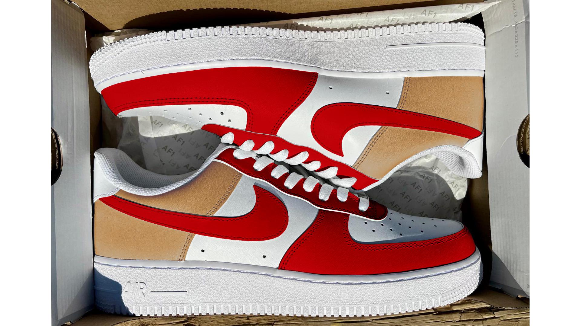ナイキ Air Force 1（AF1）デザインのミニチュアスニーカーです。 Custom SF Half Gold & Red Air Force 1's - Etsy