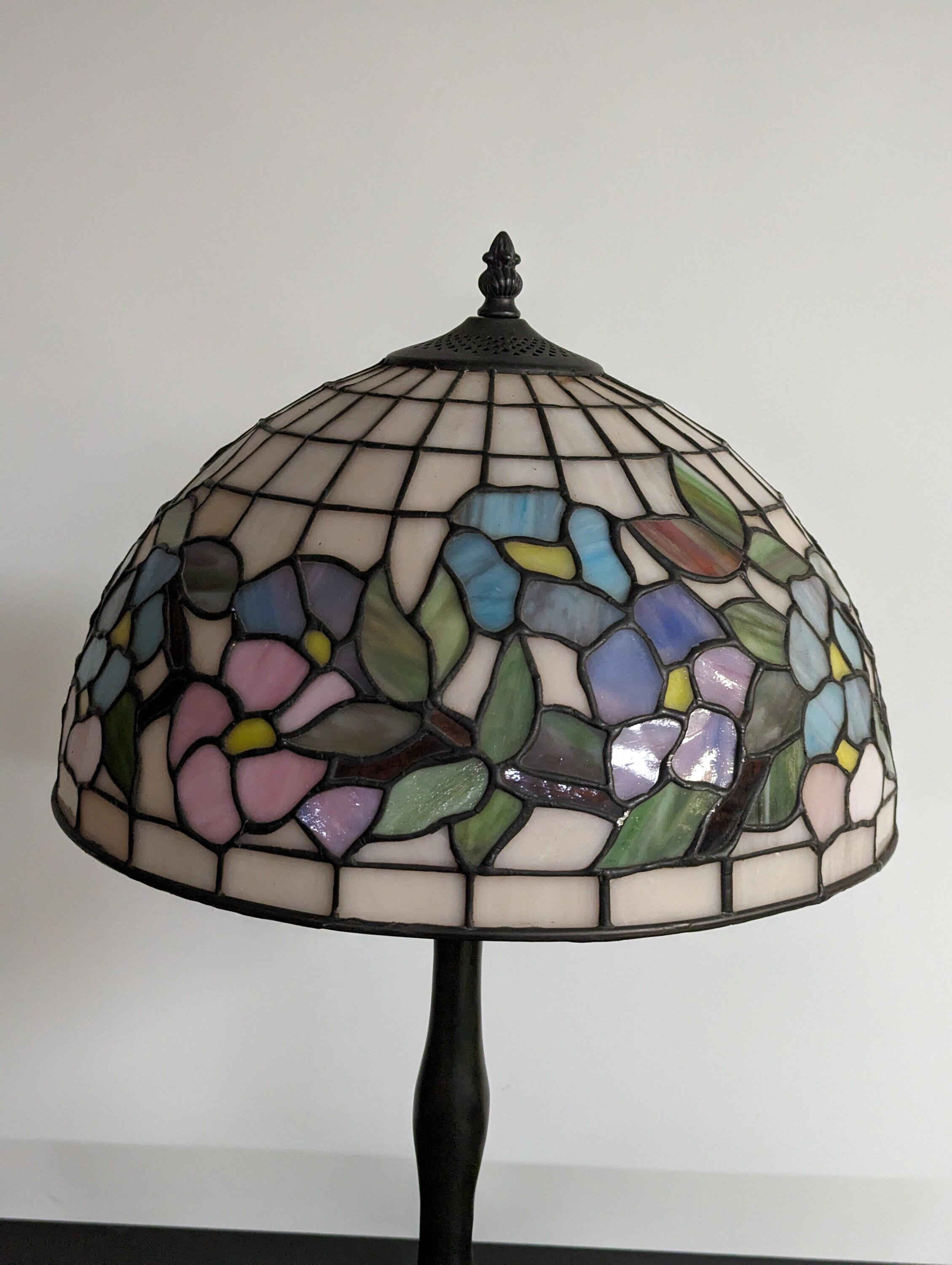 Excellent condition tiffany style flower lamp colorful green pink blue white lamp entry way lamp blue pink yellow free shipping