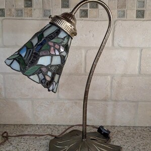 Very good vintage condition tiffany style One 1 Arm Lamp Hummingbird Humming Bird Floral Motif Desk Accent Night Stand Lamp Free Shipping