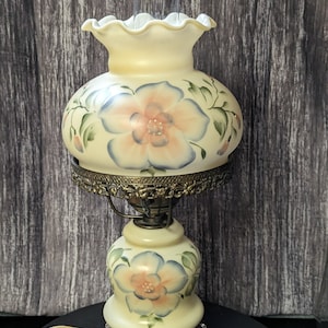 very good vintage condition Floral flower blue cream pink green Floral Ruffle Table electric plug in hurricane lamp free shipping