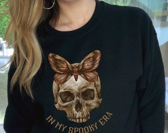 Chemise fantaisie In My Spooky Era Tête de mort papillon Chemise universitaire légère Pull gothique romantique avec papillons de nuit Pull universitaire sombre Pull ras du cou mignon effrayant In My Spooky Era