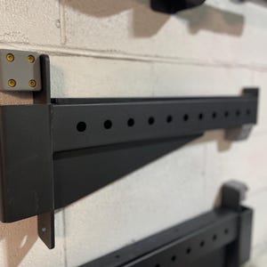 Przechowywanie akcesoriów do sprzętu fitness, organizacja podnoszenia ciężarów i oszczędność miejsca na siłowni