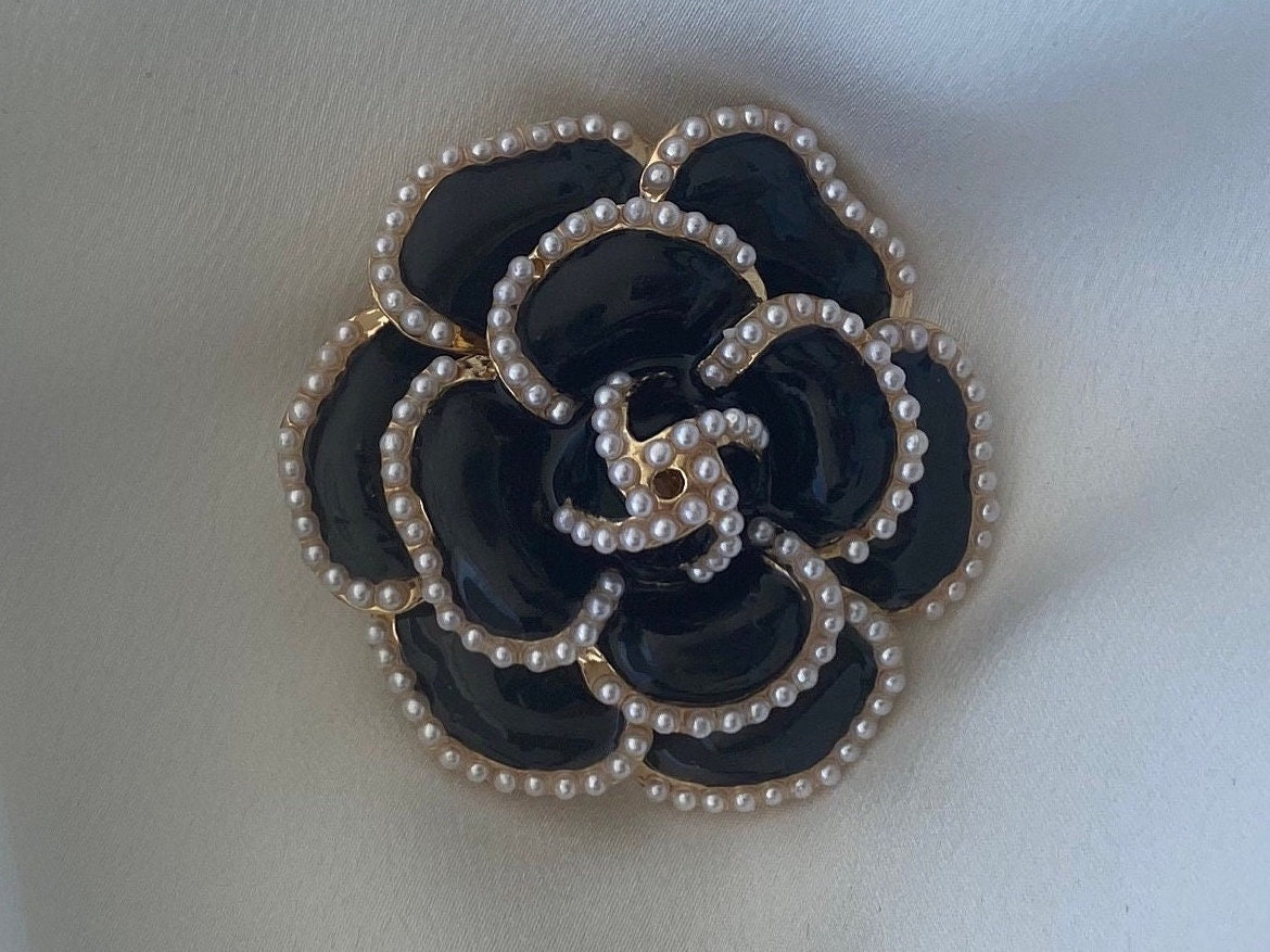 CapriCollections1 Vintage Classy Flower Brooch Gift for Her Gift for Mum Mom Pin Lapel Corsage Christmas Present Nan Pearl Brooch Black Brooch Classy Brooch