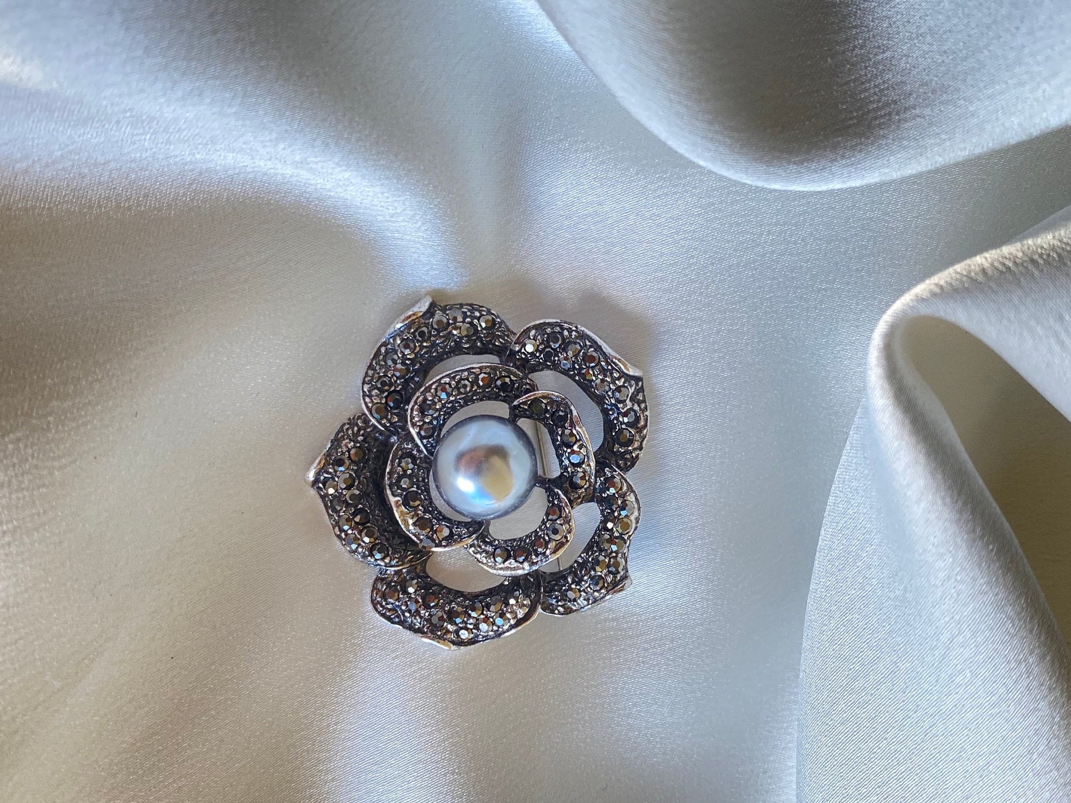 Silver Plated Rhinestone And Imitation Pearl Brooches For Womens Wedding  Collar Clip, Scarf Buckle, And Hijab Pins From Fashion882, $192.32