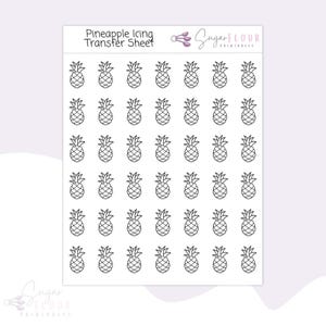 Puede incluir: Una hoja imprimible con 49 iconos de piña. Los iconos son en blanco y negro y están dispuestos en una cuadrícula. La hoja se titula "Pineapple Icing Transfer Sheet" y tiene el texto "Sugar Flour Printables" en la esquina superior derecha.