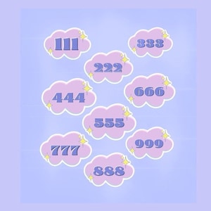 Puede incluir: Nueve nubes de color lila pastel con contornos blancos, cada una con un número diferente del 111 al 999. Las nubes tienen estrellas amarillas a su alrededor.