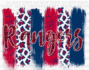 Puede incluir: Un diseño digital que presenta la palabra "Rangers" en letras rosadas brillantes sobre un fondo blanco. El fondo está formado por rayas rojas, azules y blancas con un patrón de estampado de leopardo.