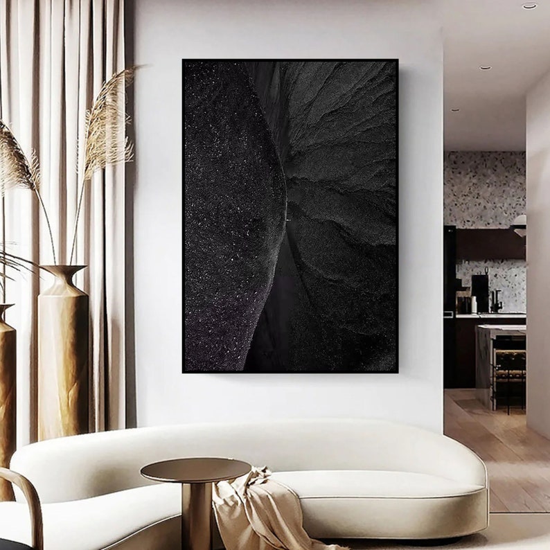 Puede incluir: Impresi&oacute;n de arte abstracto en blanco y negro de un paisaje rocoso texturizado. La impresi&oacute;n presenta una composici&oacute;n dram&aacute;tica y contrastada de &aacute;reas claras y oscuras.
