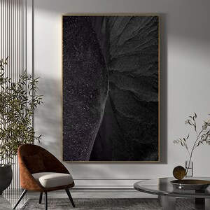 Puede incluir: Impresi&oacute;n de arte abstracto en blanco y negro con un patr&oacute;n texturizado y arremolinado. La impresi&oacute;n est&aacute; enmarcada en un marco fino de oro.