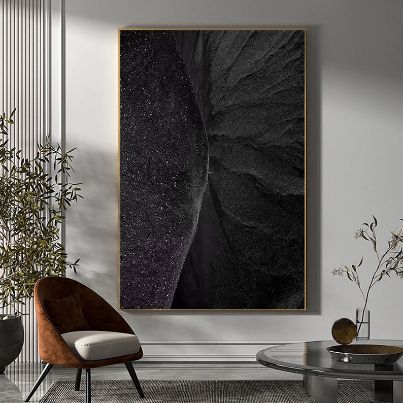 Puede incluir: Impresi&oacute;n de arte abstracto en blanco y negro con un patr&oacute;n texturizado y arremolinado. La impresi&oacute;n est&aacute; enmarcada en un marco fino de oro.